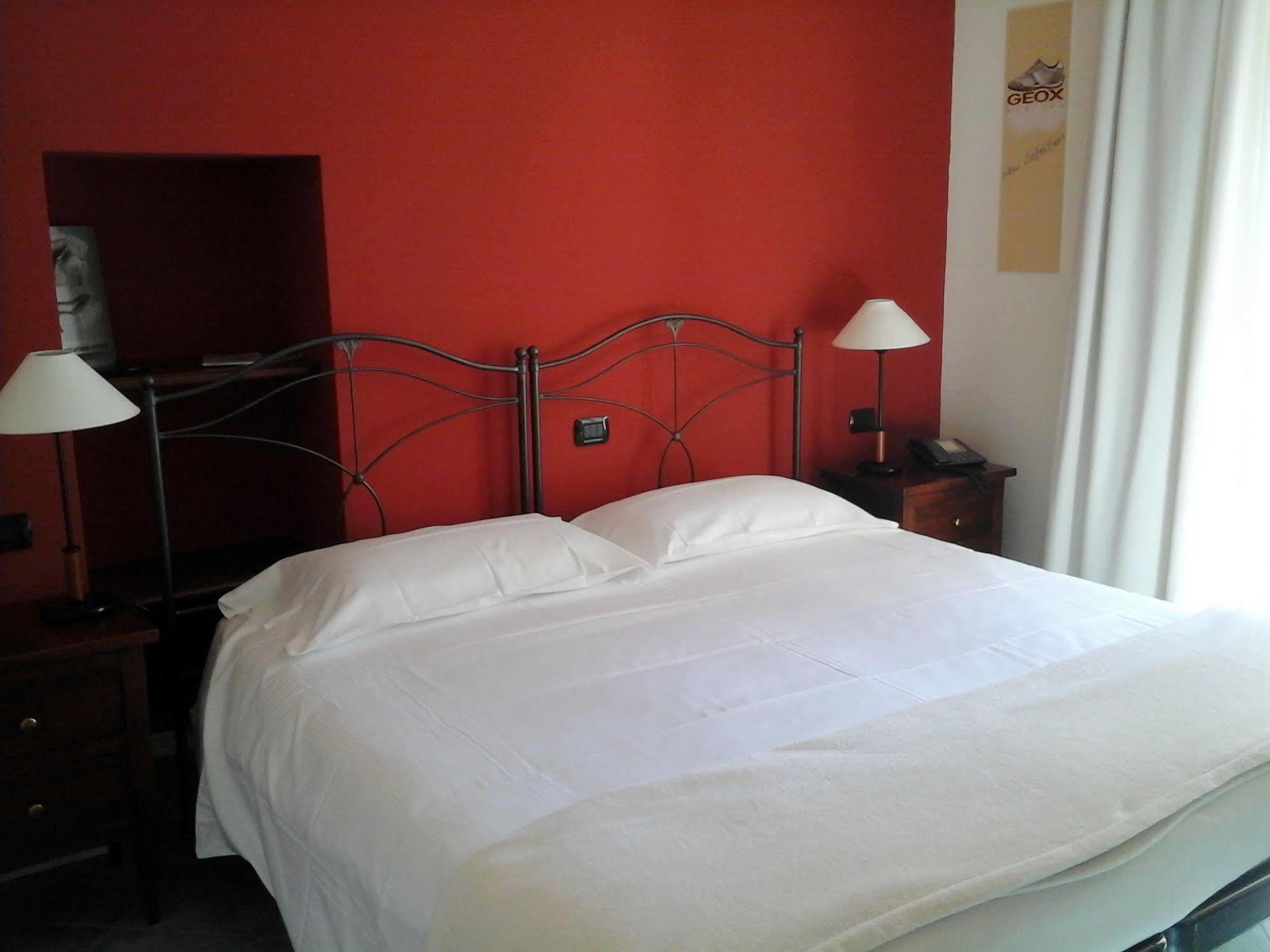 ורבאניה Hotel La Contrada מראה חיצוני תמונה